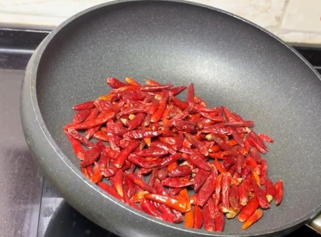 自制辣椒油不香？那是你没掌握“诀窍”，学会这几招，香辣红亮