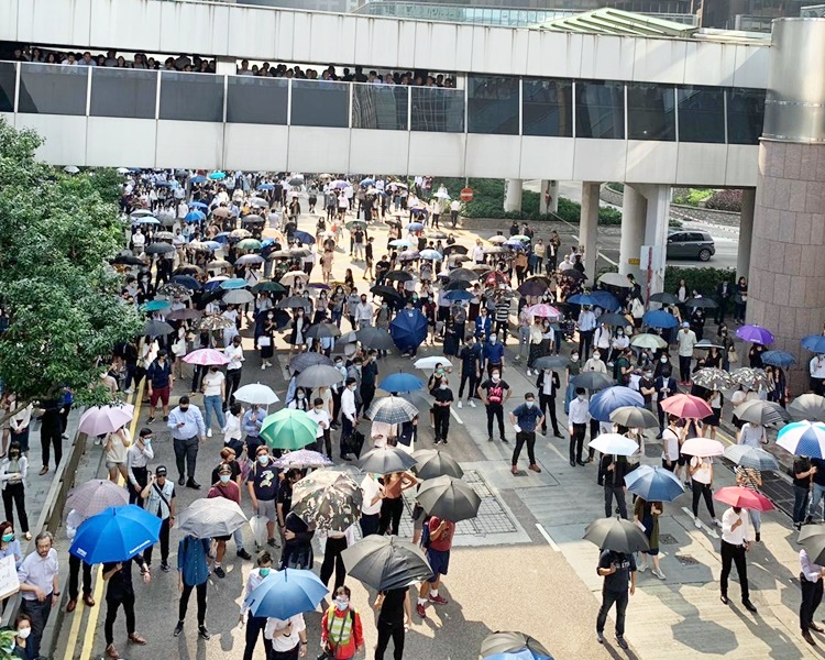 【修例风波】中环「和你lunch」聚交易广场示威 两批人一度推撞
