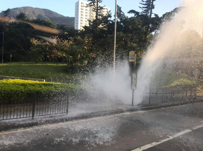黄竹坑道爆水管 喷3米高水柱淹马路