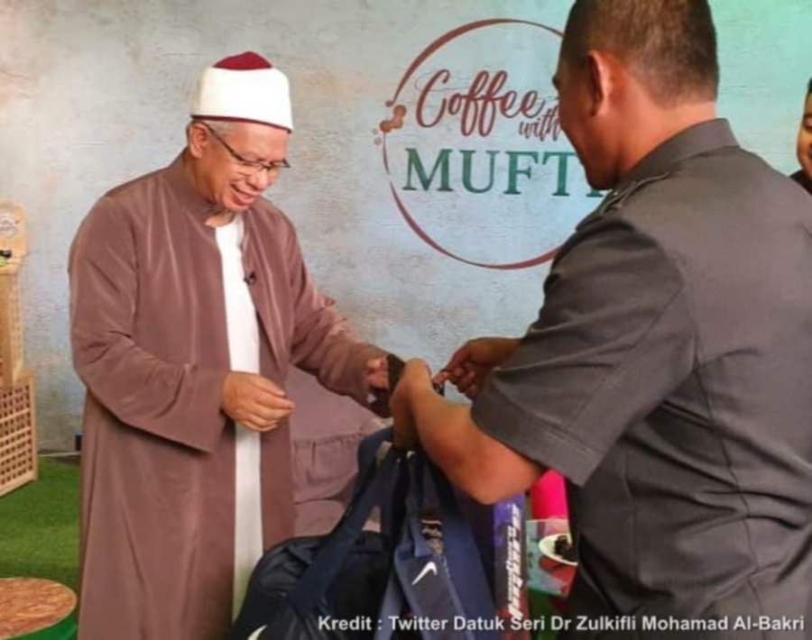Queen gifts FT Mufti with Harimau Malaya, JDT jerseys
