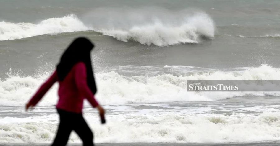 Heavy rain pounds eastern Pahang, Terengganu; authorities on standby