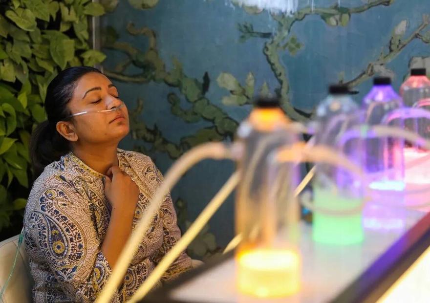 Oxygen bar soothes lungs in smog-choked Indian capital, for a price