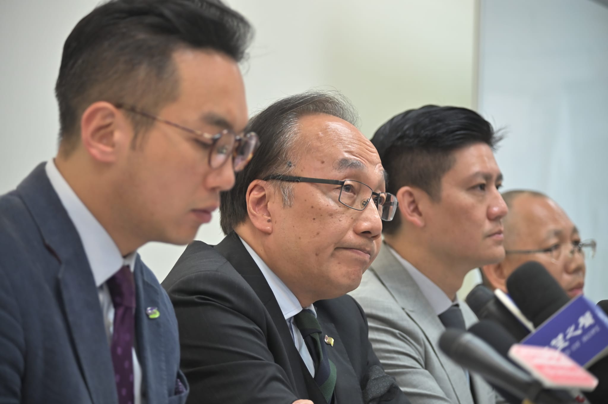 【区会选举】公民党梁家杰促官员总辞 警撤出理大
