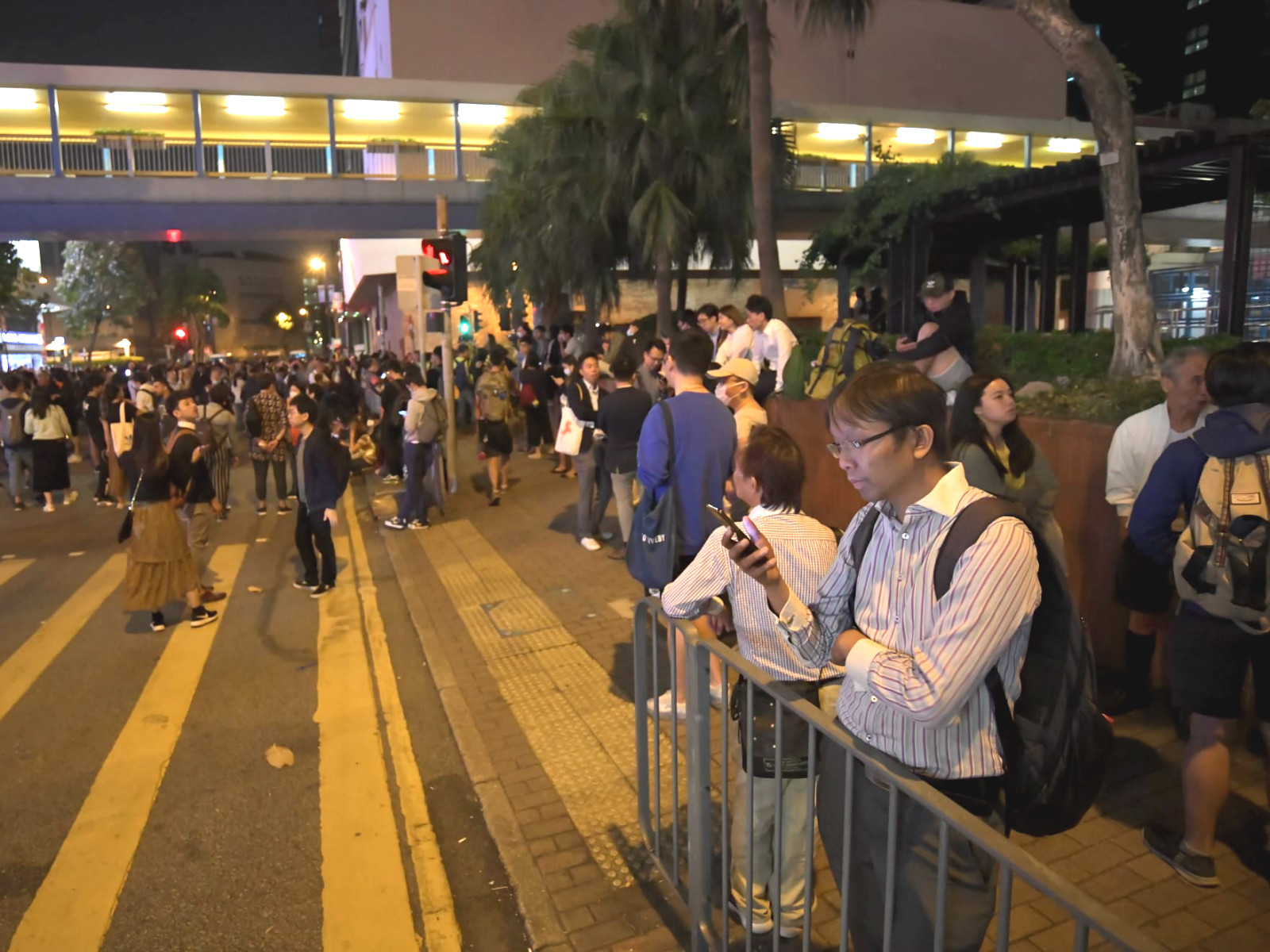 【修例风波】尖东抗议人群堵路 邝俊宇引述留守者吁勿冲击