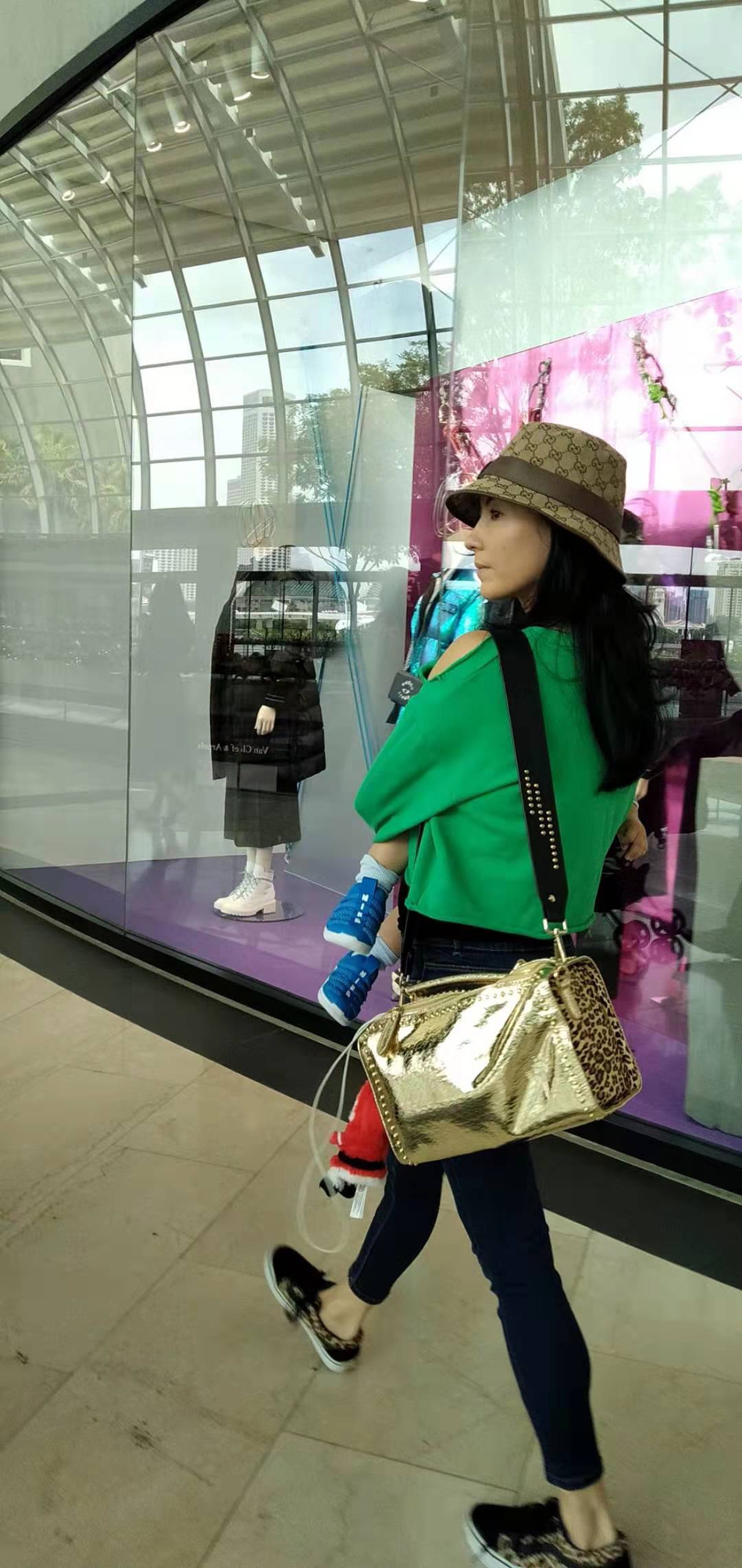 张柏芝抱三胎儿子出街不惧偷拍 白白胖胖超可爱