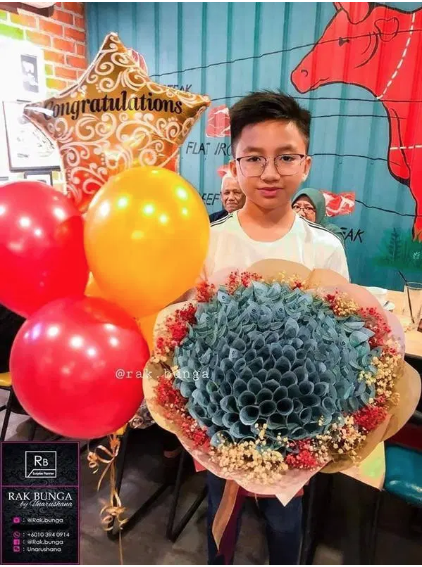 UPSR考获5A1B佳绩！ 咖啡店老板以RM10k现金花束奖励儿子！