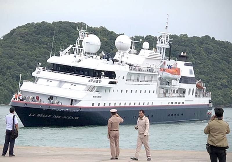 Tourist vessel towed to shore after being stranded on rocks off Phi Phi