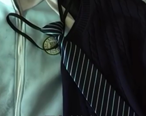 中学年收2300人仔校服费惹议 校方：別人都穿你家的不穿吗？