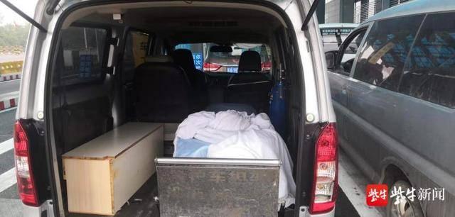 太可怕！高速交警查获一辆“救护车”，居然是面包车化妆的