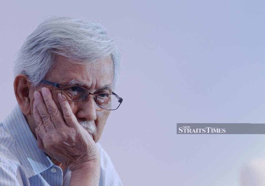 Daim turns up for briefing on redevelopment of Kampung Baru