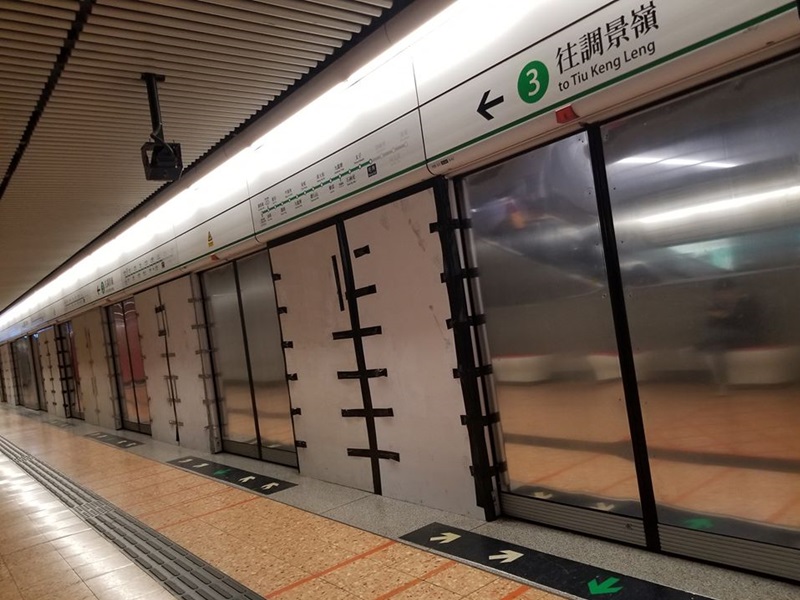 旺角站月台幕门现「钢幕」 港铁：临时復修装上钢板或木板