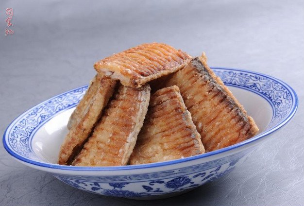 炸带鱼时，别再用淀粉和面粉了！换成它，带鱼外酥里嫩，还没腥味