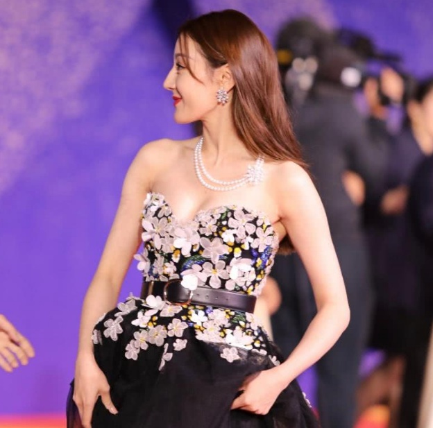 迪丽热巴脸上涂了多少粉底？当她下意识抬手捂胸口，曝光了真实肤色