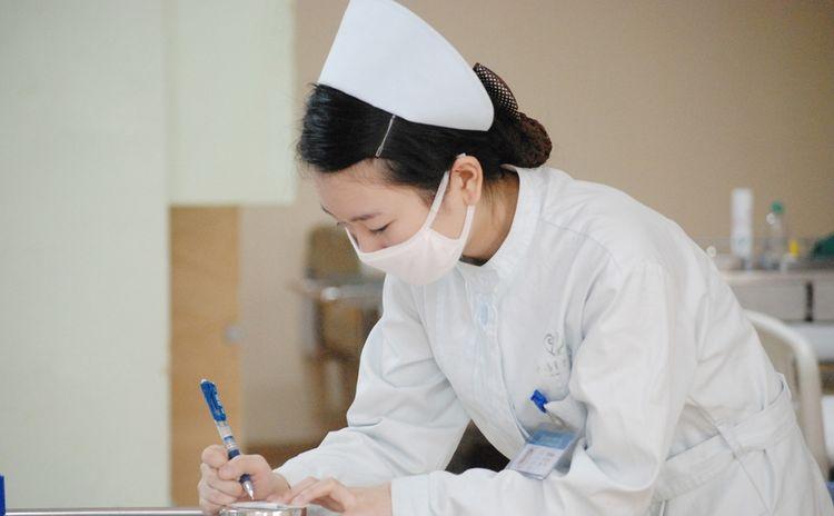度蜜月时出车祸，老公拼死护我，医院里接一电话，我让医生别救他