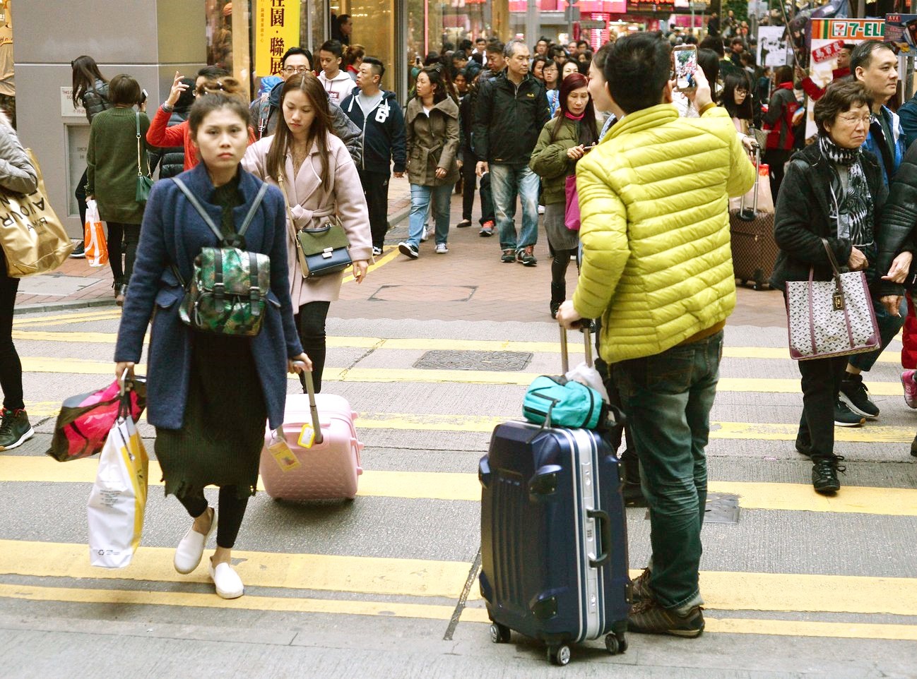 10月访港旅客逾331万人次 按年急跌43.7%