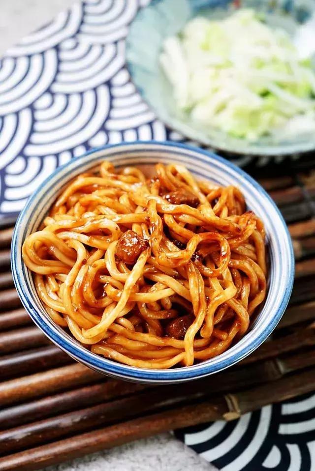 两种酱半碗肉，准确配比才能做出醇香炸酱，最强经典做法在这里