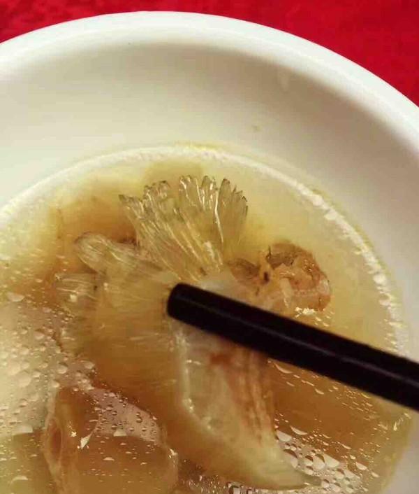 老人和女人要多喝浓郁鲜咸的鸡汤，不仅能补身，还超级下饭