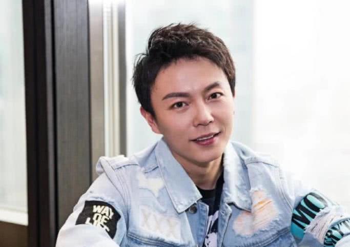 还记得李连杰的剧中儿子吗？如今已经结婚，妻子竟是我们童年的女神