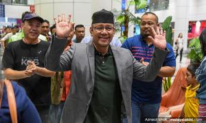 Zakaria's sacking: Azmin's camp in a show of force, demands Anwar's apology