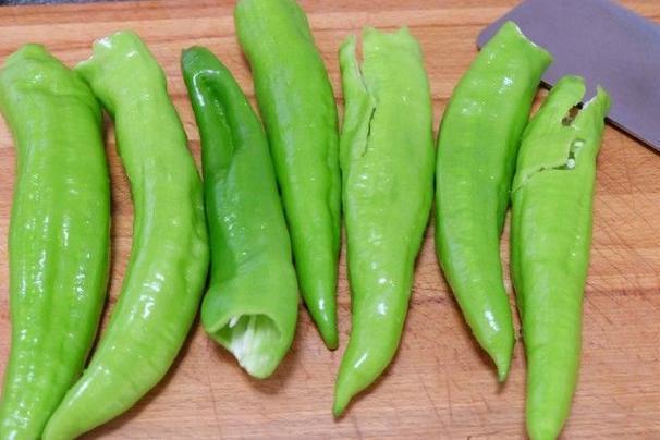 虎皮青椒怎么做？料汁是关键，放2个蘑菇，好看又提鲜