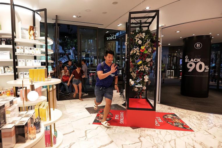 Early birds' long wait outside stores pays off on Black Friday