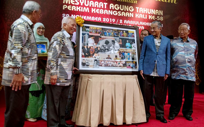 Muslims must show noble traits to attract non-Muslims, says Dr M