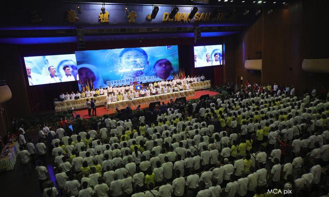 马华修改党章，降低入党年龄并招附属党员