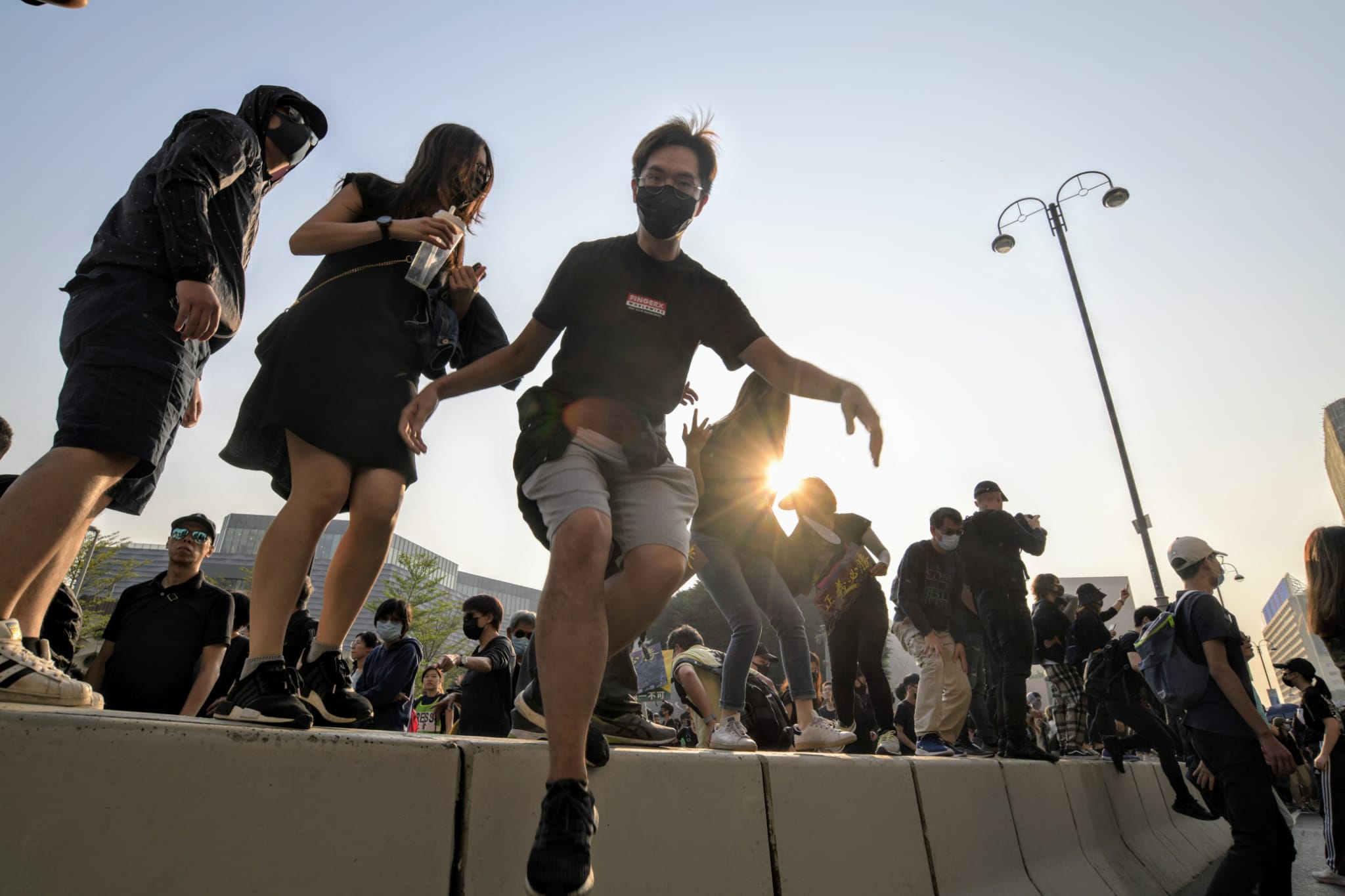 【修例风波】游行人士佔据弥敦道梳士巴利道 防暴警举蓝旗喷胡椒驱散