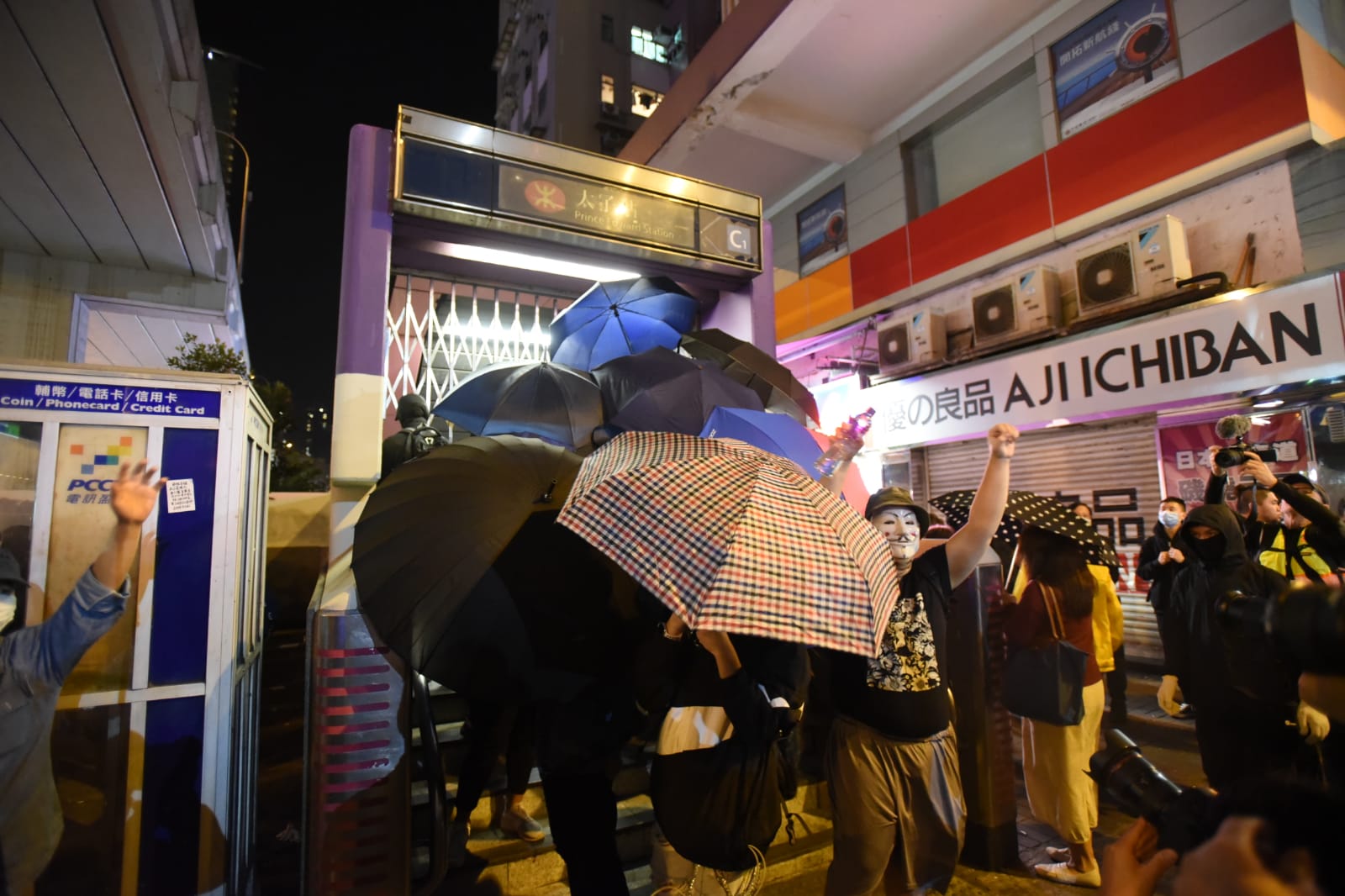【修例风波】示威者堵塞弥敦道 警察持防暴枪及胡椒喷雾驱散
