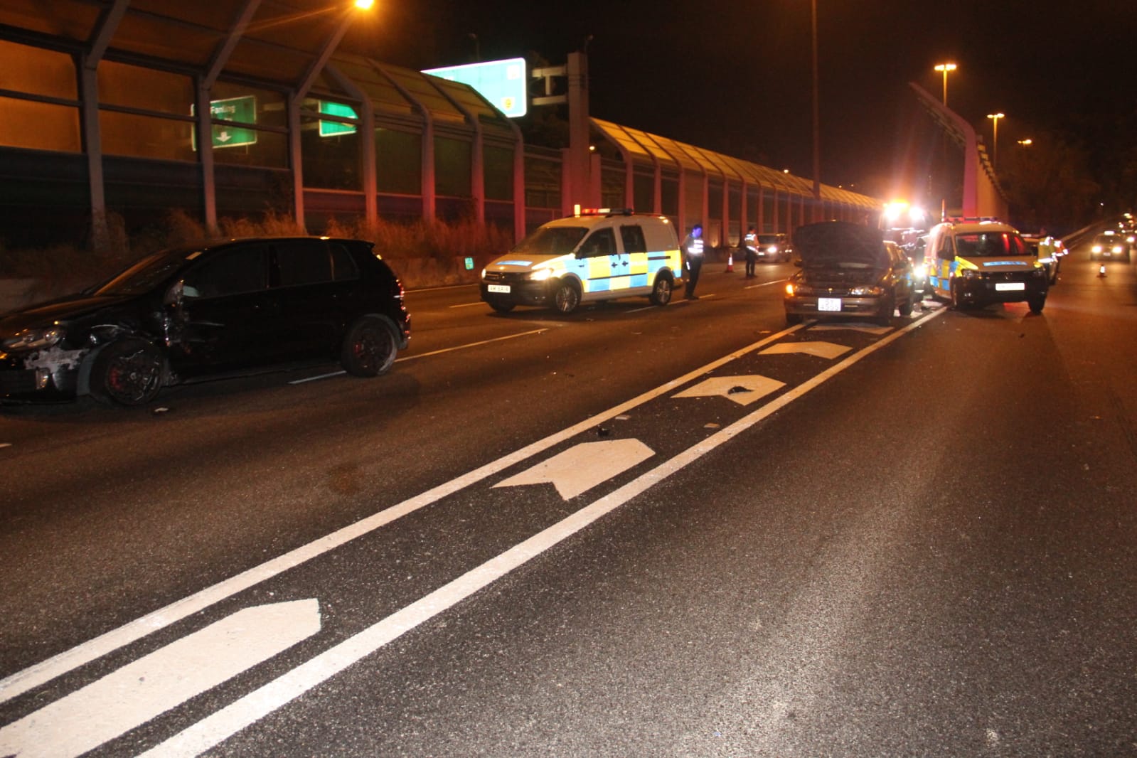 粉岭公路处理坏车 失魂私家车撞警车酿3车串烧