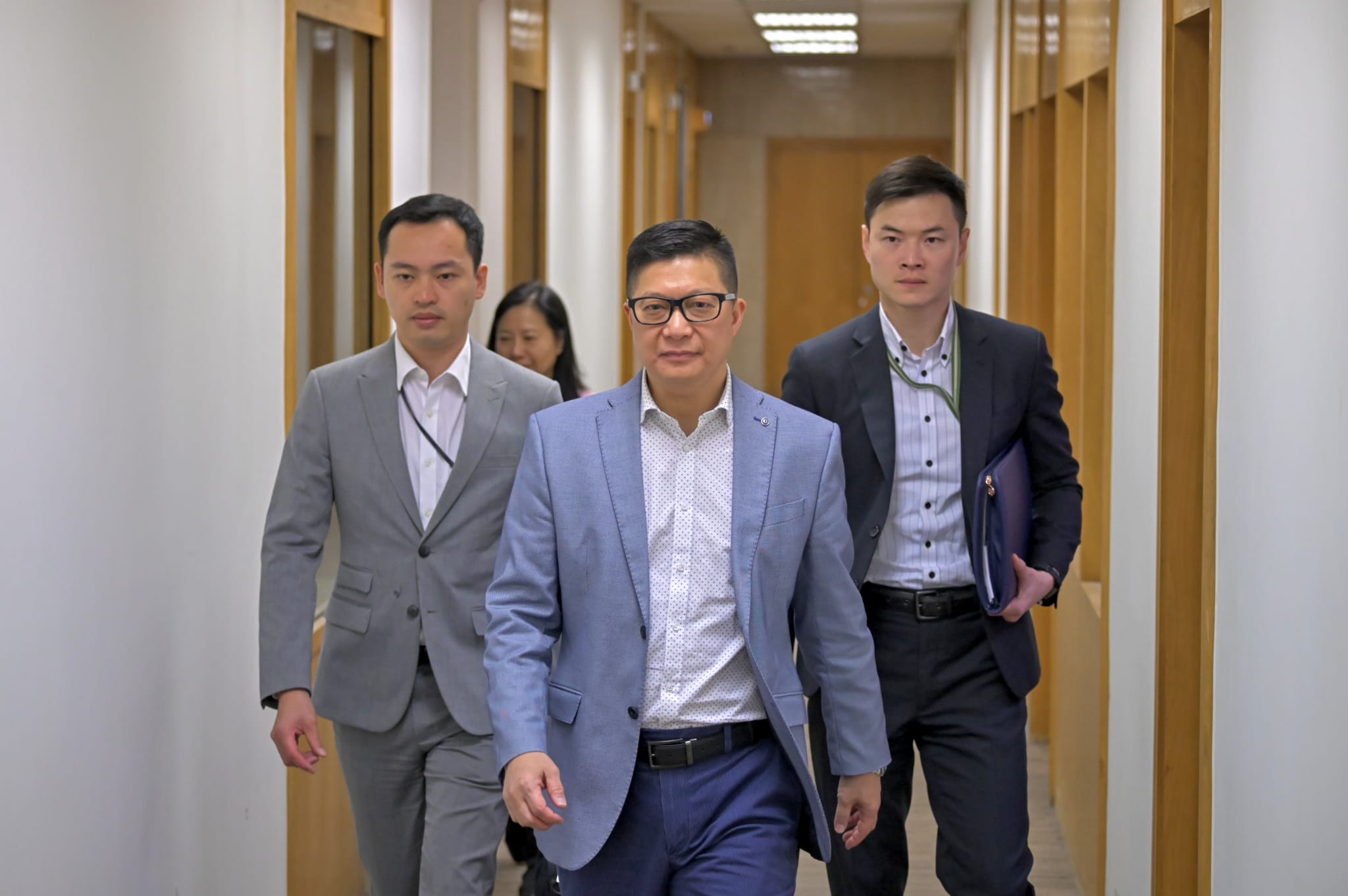 【修例风波】邓炳强批示威者再堵路纵火 拒公开催泪弹成份