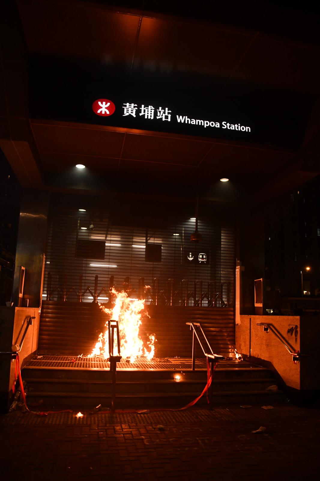 【修例风波】黄埔示威者掟汽油弹烧港铁站 警方曾发射催泪弹