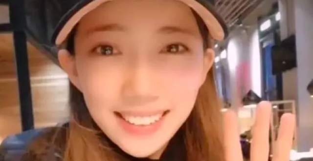 网红“不倒翁小姐姐”终于素颜，看清她的颜值，网友：一张嘴毁了一张脸！