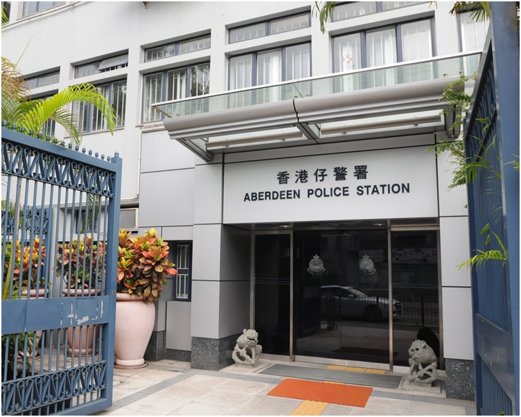 青年香港仔中伏躲便利店 4汉尾随围殴推跌红酒