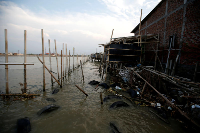As sea engulfs coastline, Indonesians shield homes