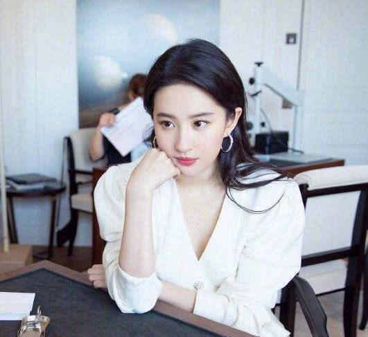刘亦菲又美出新高度，白色西装搭杏色百褶裙，清新脱俗