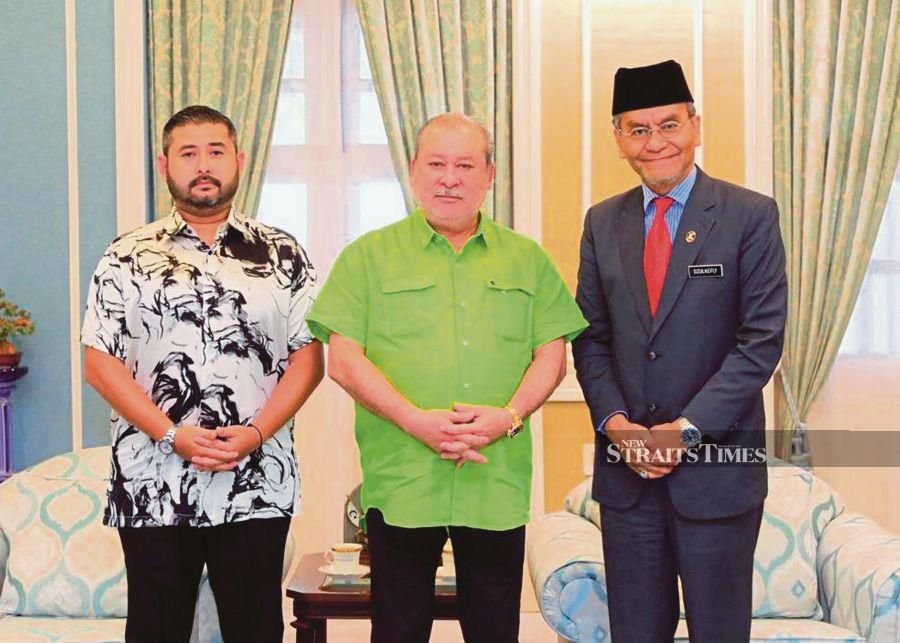 Johor Sultan holds discussion to set up cancer centre