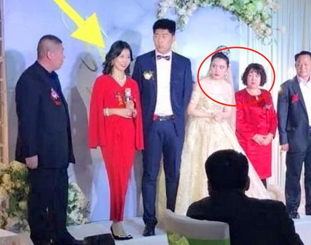"“最美婆婆”爆红网络，新娘全程“黑脸”，网友：这是来砸场子"