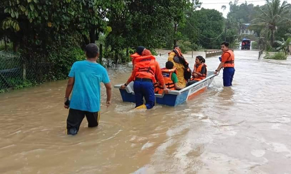 Wan Azizah spends birthday visiting flood evacuees in K'tan, T'ganu