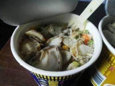 老板请吃加班餐，端上桌竟是方便面，都嫌老板抠门，拆开后傻眼了