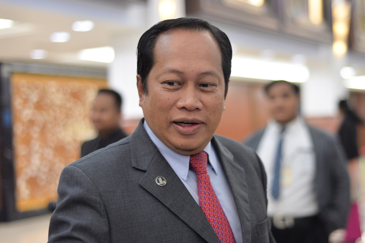 How to strengthen Muafakat Nasional? Marry PAS girls, Ahmad Maslan tells Umno Youth reps