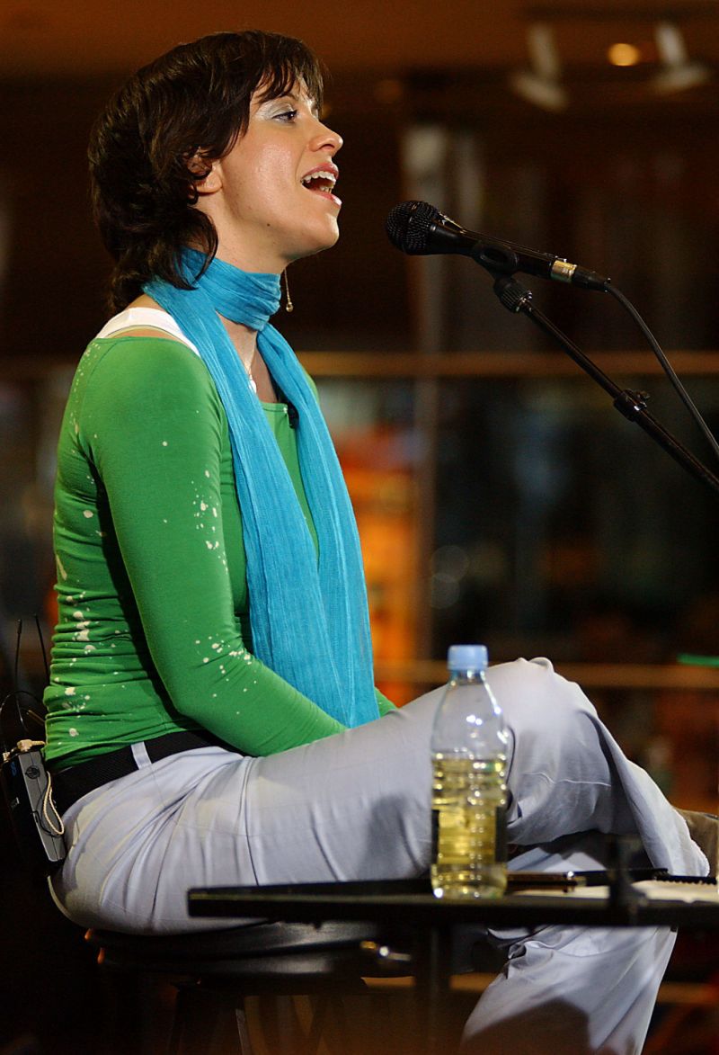 Alanis morissette shuts down New York city subway with undercover busking prank