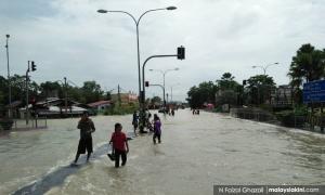 Man electrocuted in Kelantan while wading in floodwaters