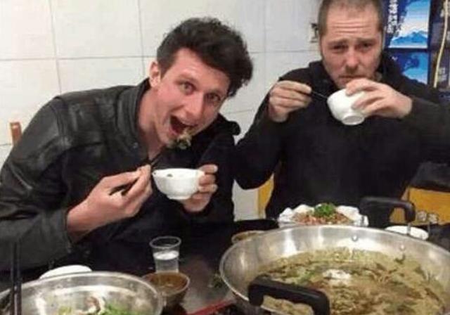 老外抱怨中餐吃不饱，看过他们的吃法后我笑了，能吃饱才怪