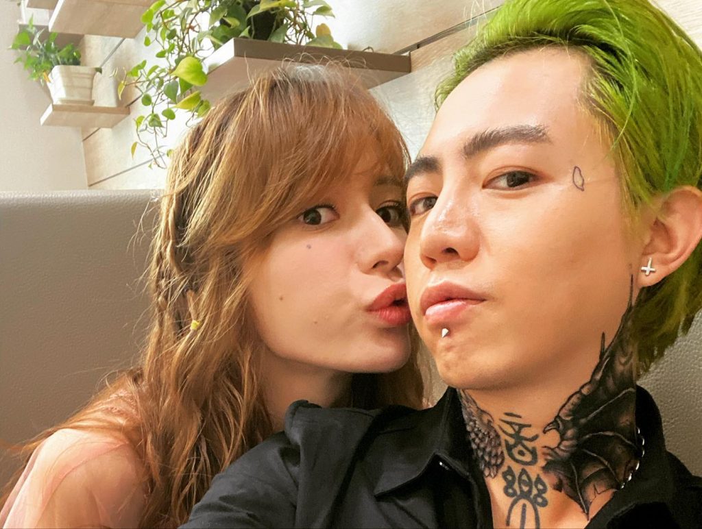 This Taiwanese Singer Showed The Finger-Heart Sign When He Got Arrested For Drugs