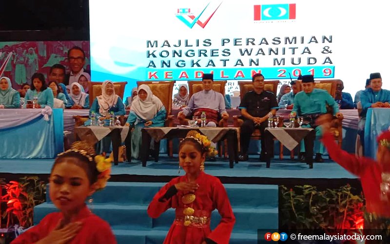 Azmin arrives at PKR Wanita congress to rapturous applause