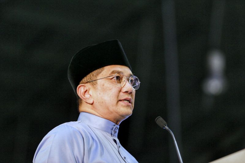 Azmin defends Anwar, calls ex-PKR researcher’s claim mere gutter politics