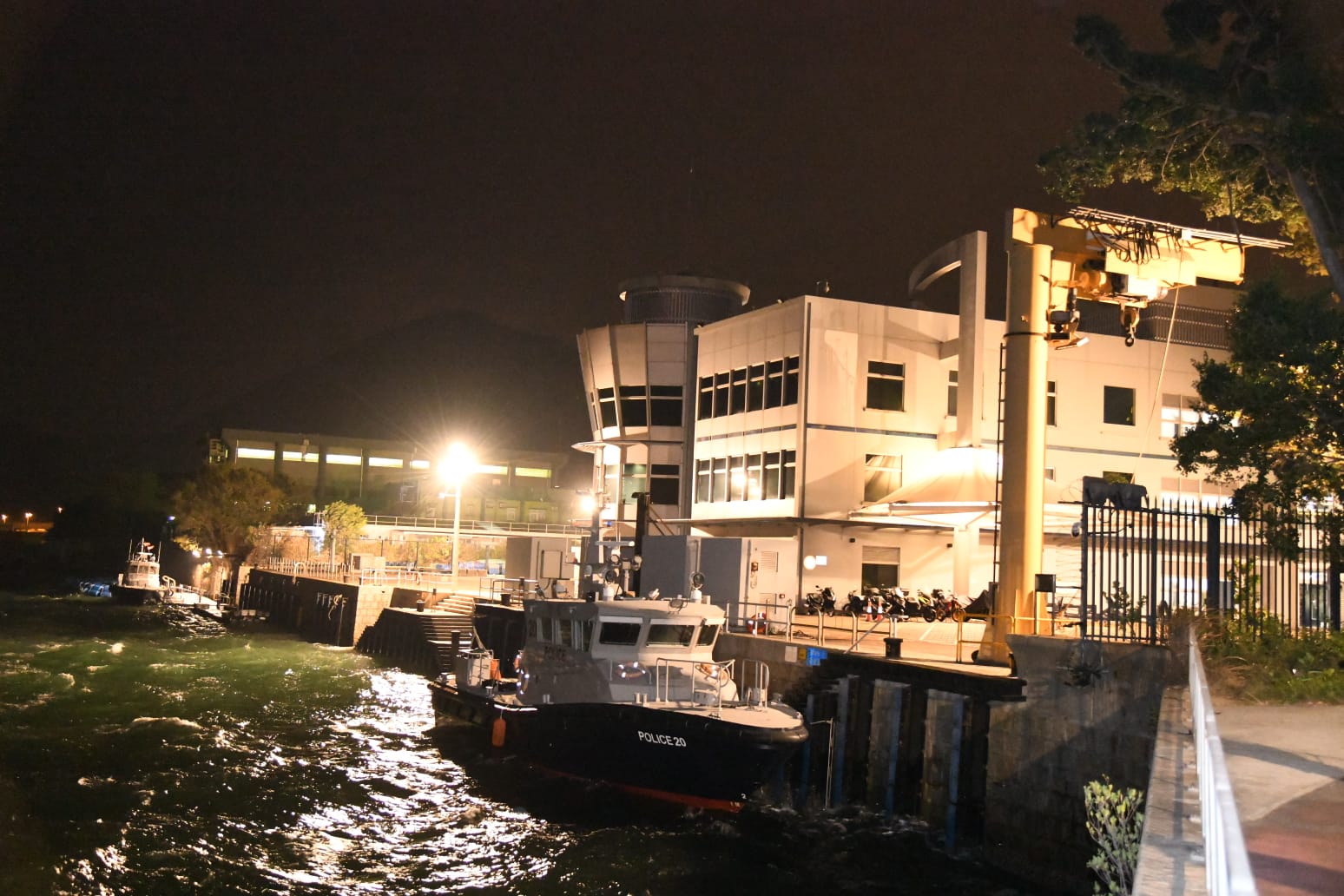 疑不敌强风巨浪 水警快艇马料水沉沒