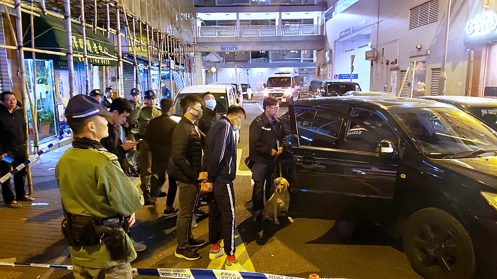 疑避截查驱车撞闸　警擎枪阻止拘捕两男子