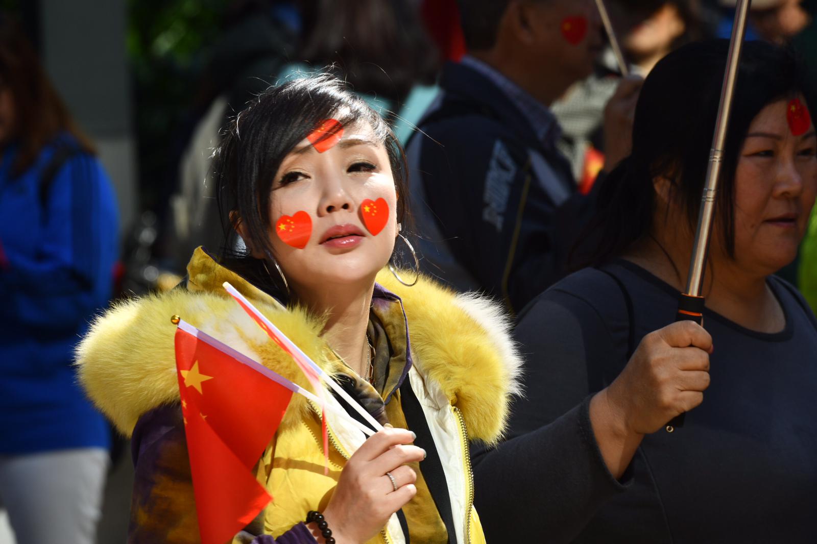 湾仔数百人集会不满区选不公 有记者採访被围骂脚踢